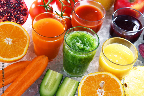 Fototapeta Naklejka Na Ścianę i Meble -  Glasses with fresh organic vegetable and fruit juices