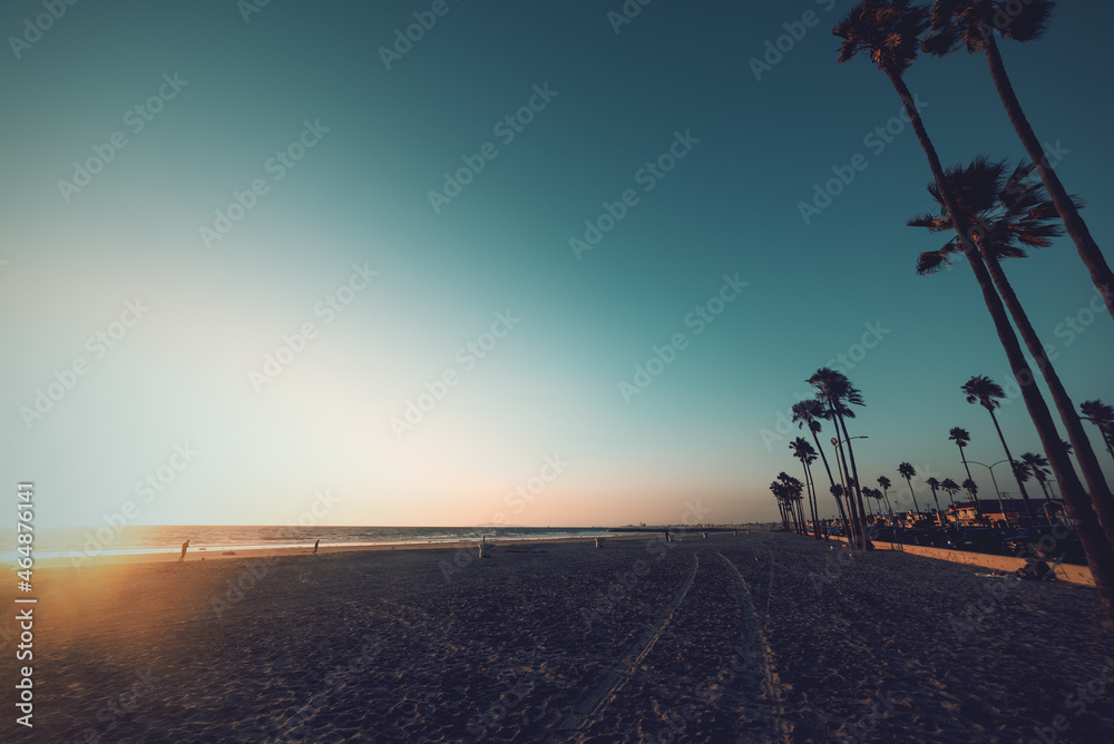 Obraz premium Newport Beach shore under a clear sky at sunset
