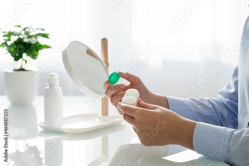 Tableau sur toile A woman holds a contact lens container in her hands