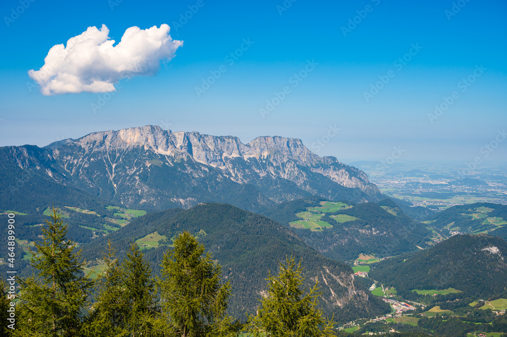 Blick vom Kehlsteinhaus bei Berchtesgaden auf Obersalzberg und Tallandschaft am Königssee