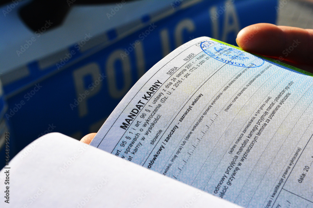 Bloczek nowych mandatów karnych dla kierowcy samochodu.  - obrazy, fototapety, plakaty 
