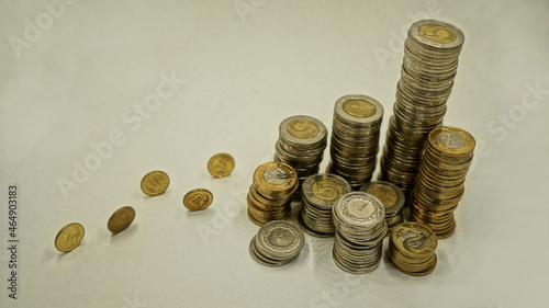 Różnorakie kolumny monet