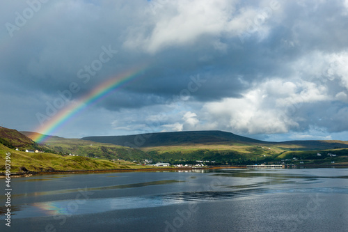 Un arc en ciel sur une   le   cossaise.