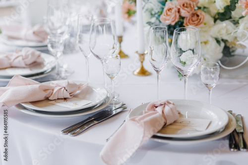 Decorating the wedding table with flowers and beautiful table setting