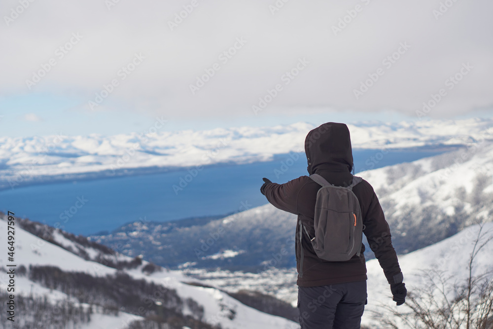 mujer señalando las montañas