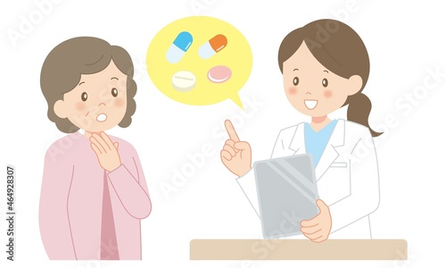  	シニア女性に薬の説明をする薬剤師