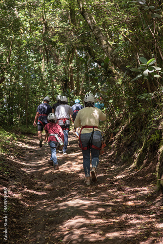 Grupo de personas caminando por senderos con equipo de seguridad para hacer canopy