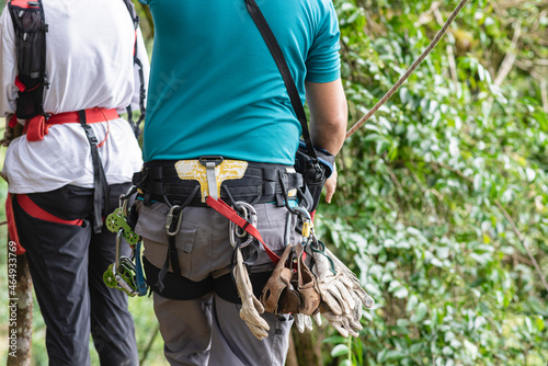 Hombre en una plataforma en los arboles de la selva en Costa rica con herramientas de seguridad para canopy