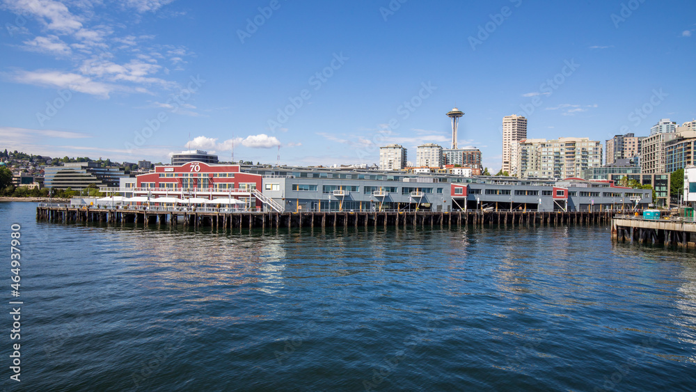 Naklejka premium Seattle, Washington, USA - June 4 2021: Seattle pier 70 port of Seattle during summer. View from Elliott Bay. Space Needle. Washington state.