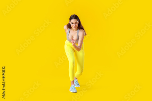 Sporty running woman on col...