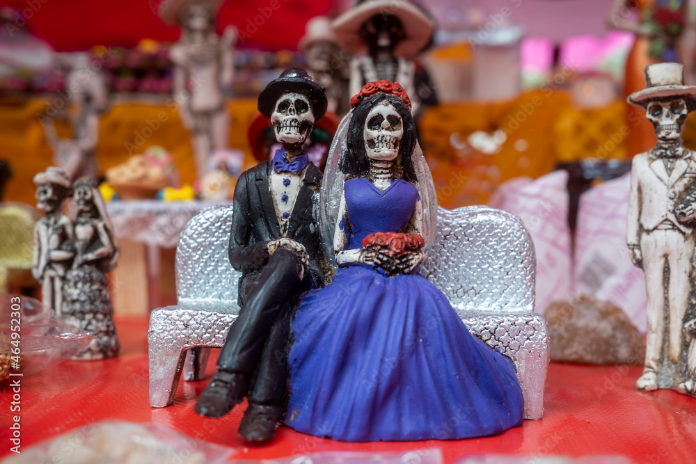 Pareja de calaveritas recién casados, decoración típica de ofrendas mexicanas.