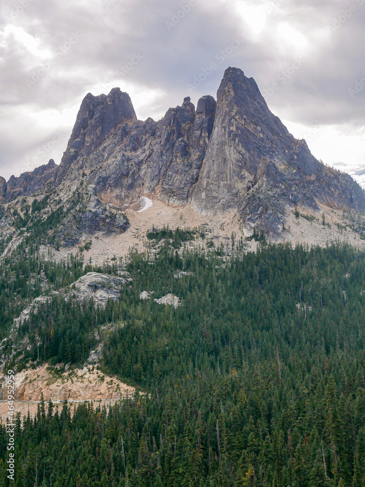 Obraz premium Jagged Mountain Top 