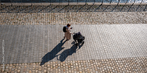 Photography Mutter mit Kinderwagen am Spreeufer in Berlin