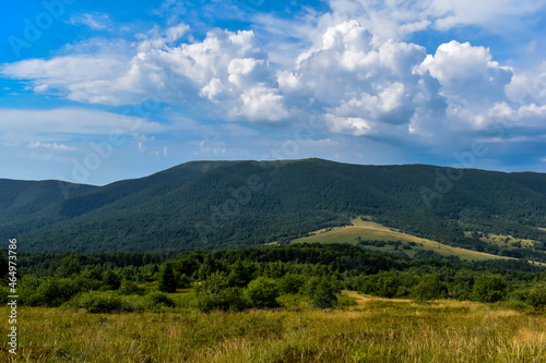 Błękitne niebo i widok na szczyty gór. © Krzysztof Głowacki