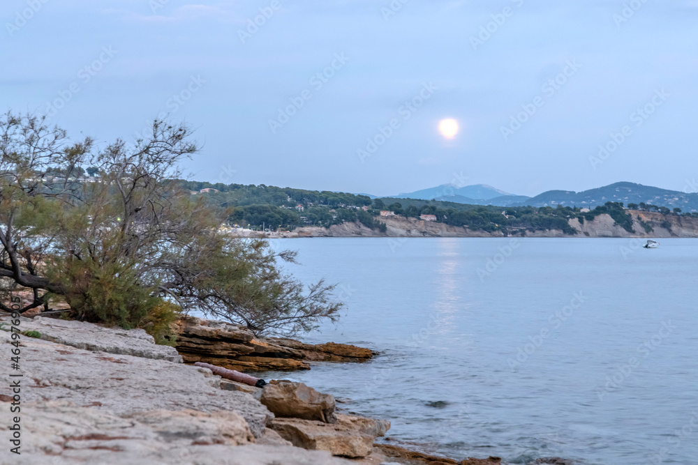 Ciel rougeoyant au moment du coucher de soleil et du lever de lune sur la mer dans le Sud de la France