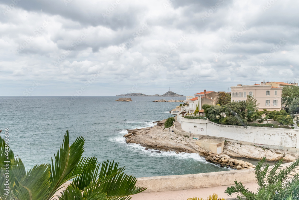 Vue sur la mer et un restaurant renommé de Marseille 