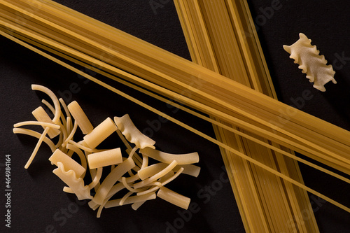 Artistique pate avec croisement de spaghetti