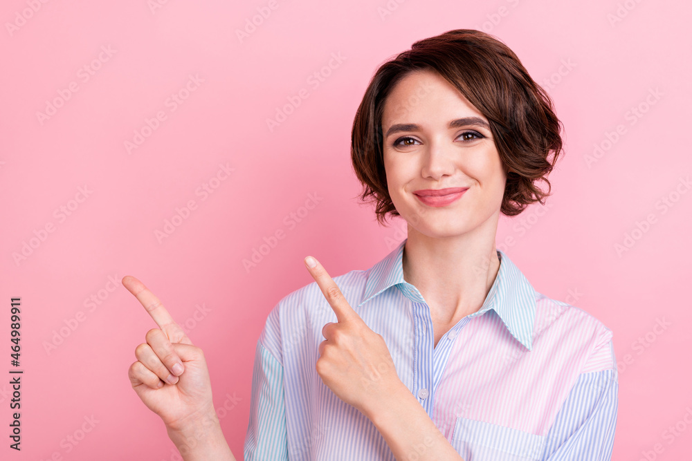 Photo portrait woman happy showing blank space smiling isolated pastel pink color background Photo portrait woman happy showing blank space smiling isolated pastel pink color background
