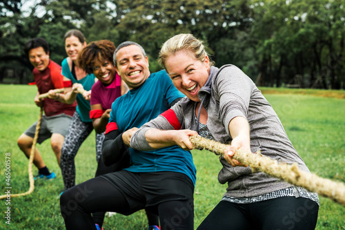 Foto Team competing in tug of war