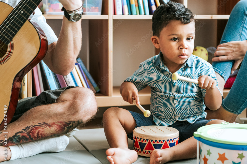 © Rawpixel.com - Little boy playing with a wooden drum set © Rawpixel.com - Little boy playing with a wooden drum set