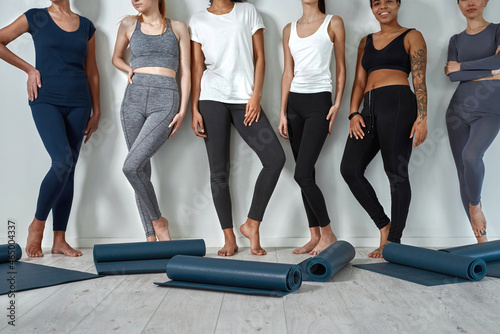 Photos Low angle of diverse women in sportswear before training
