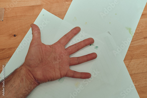dłoń na kartce papieru