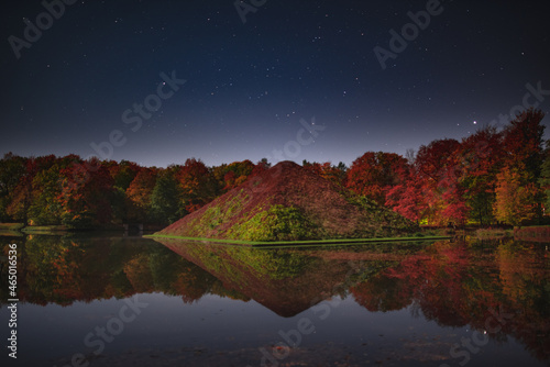 Branitzer Park Wasserpyramide bei Nacht im Herbst