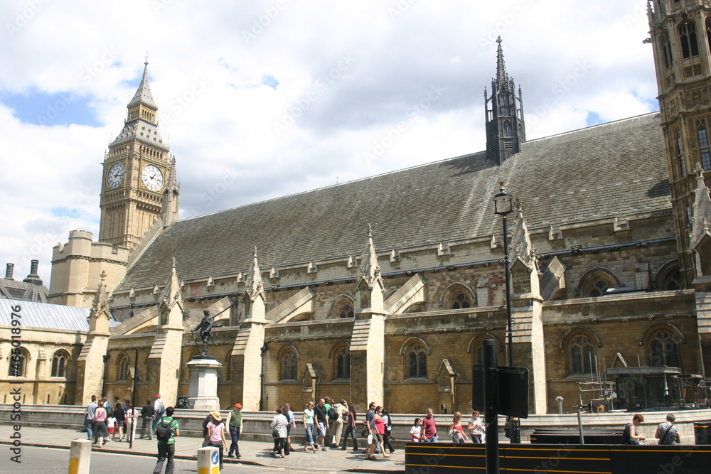 Obraz premium Westminster Abby in the Westminster Complex where Visitors can visit the Graves of Kings, Queens and Famous People with Big Ben in the background