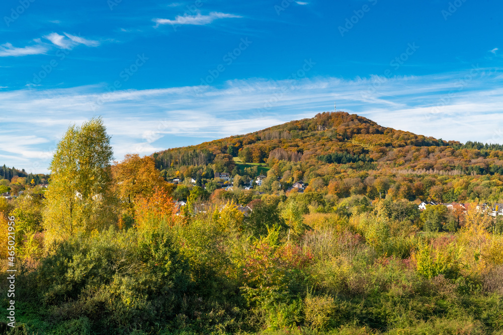 Der Ölberg im herbstlichen Siebengebirge