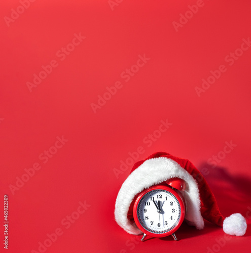 Fotografie Red clock with Christmas Santa hat