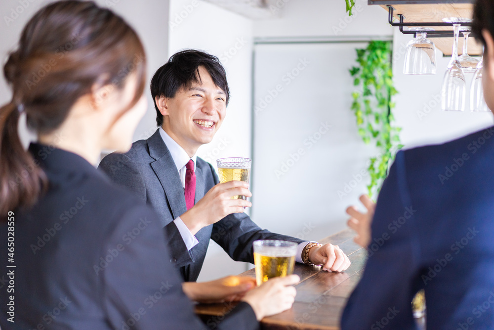 お酒を飲みながら話すビジネスパーソン お酒を飲みながら話すビジネスパーソン