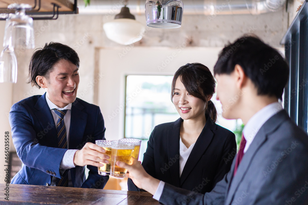 飲み会をする男女のビジネスパーソン