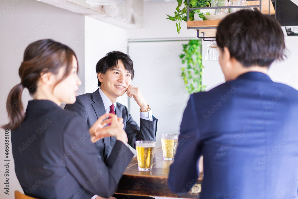 飲み会をする男女のビジネスパーソン 飲み会をする男女のビジネスパーソン