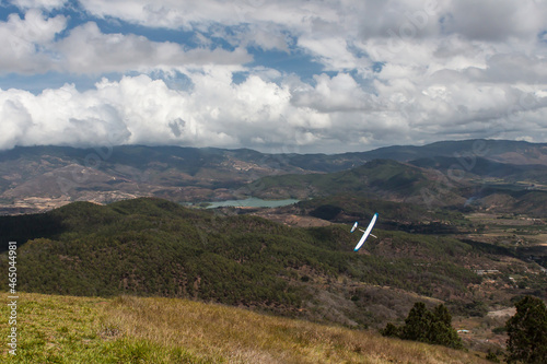 Actividades al aire libre, montaña, aeromodelismo, en el crepusculo y montaña.