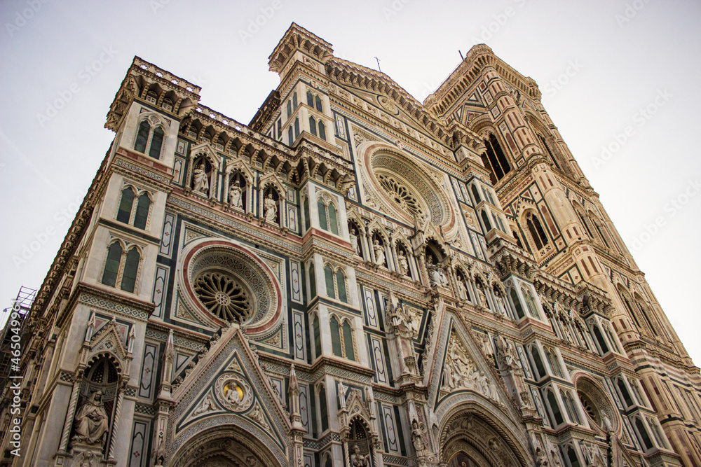 Florence's Cathedral (Duomo di Firenze) hero perspecftive on a perfect tuscan day, Italy, Europe