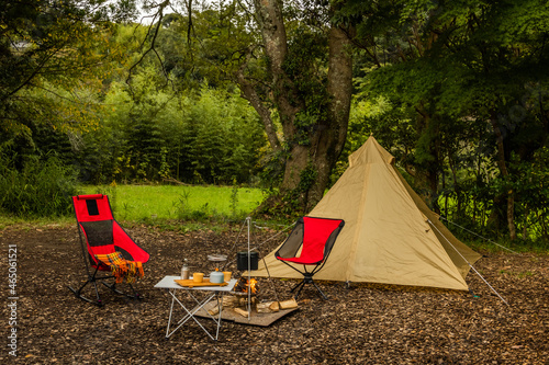 林の中のキャンプ場 Camping with an open tent in a forest 
