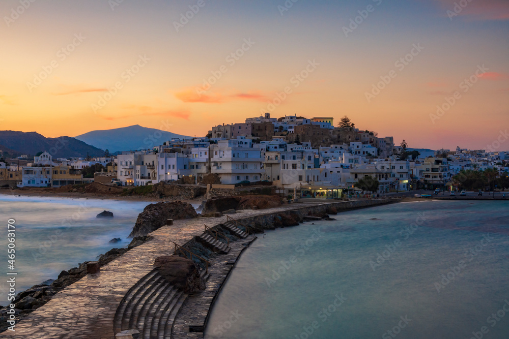 Vista panoramica sulla città di Chora alle prime luci del mattino, isola di Naxos GR Vista panoramica sulla città di Chora alle prime luci del mattino, isola di Naxos GR