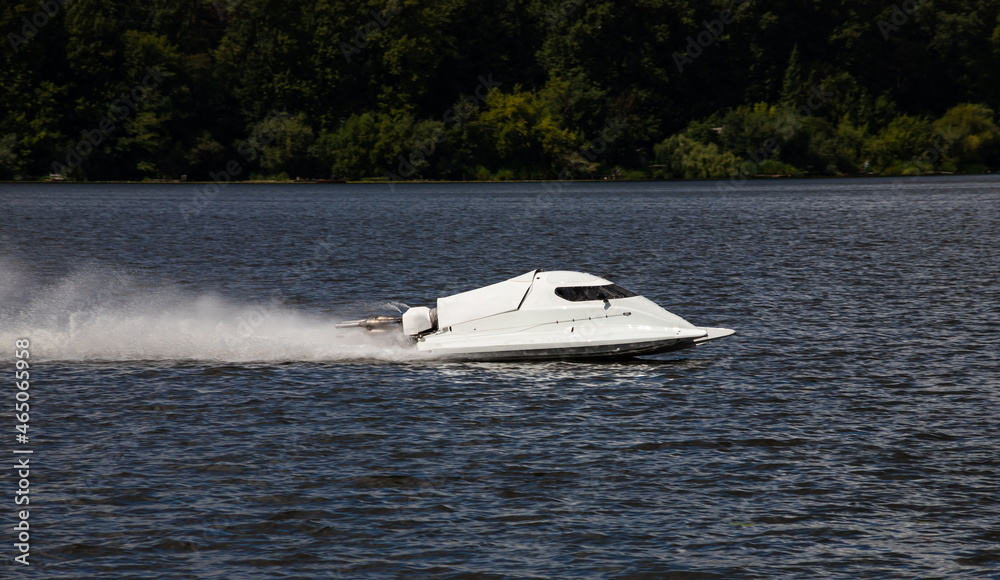 Fototapeta premium sport. motor boat races. speed, water sports. competition on the water on a sunny day