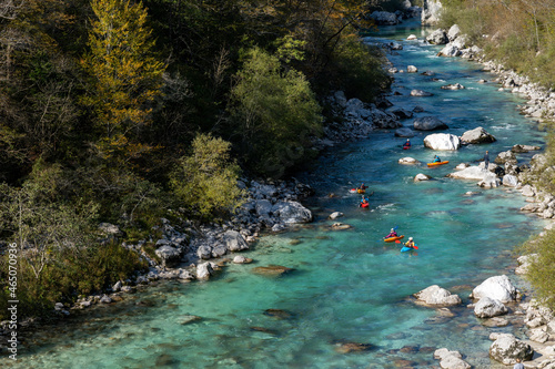 Foto kayakers paddling on the clear turquoise waters of the Soca River in the mounta