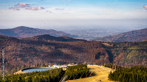 góry, Beskid Śląski jesienią z lotu ptaka, okolice Szczyrku, widok ze Skrzycz...