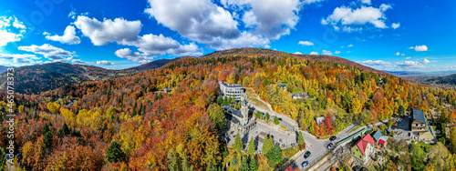 Fototapeta Naklejka Na Ścianę i Meble -  Jesień w górach, Beskid Śląski, Sanktuarium Matki Boskiej w Szczyrku