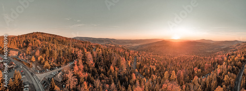 góry, Beskid Śląski jesienią z lotu ptaka, okolice Szczyrku, widok ze Skrzycz...