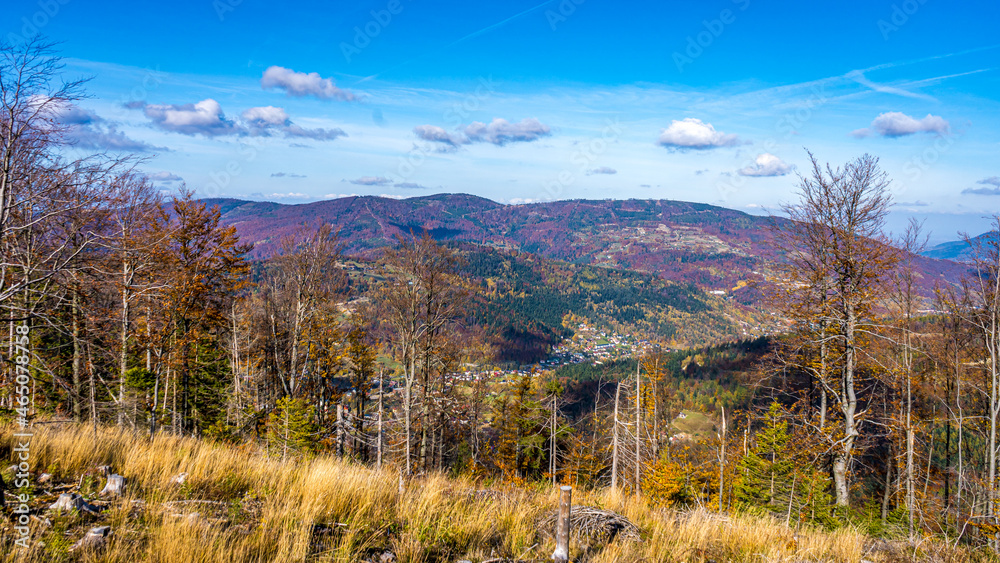 góry, Beskid Śląski jesienią z lotu ptaka, okolice Szczyrku, widok ze Skrzycznego