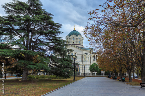 Alley to the Vladimir Cathedral - the tomb of admirals in Sevastopol