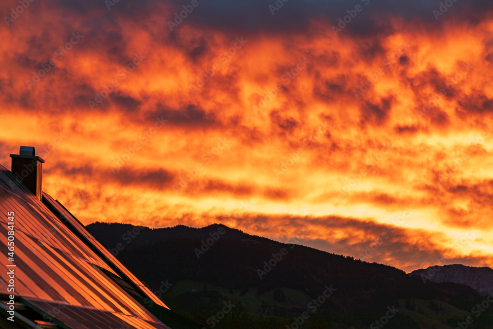 Fototapeta premium Allgäu - Solar - Energie - Strom - Photovoltaik - Sonnenaufgang