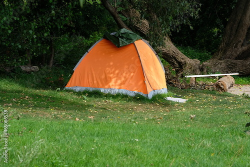 FU 2020-07-19 Rhein 261 Auf der Wiese vor dem Wald steht ein Zelt