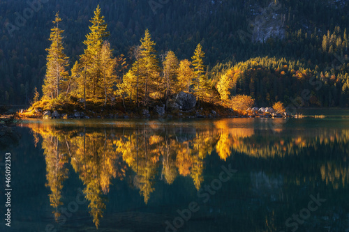 Fototapeta Naklejka Na Ścianę i Meble -  Autumn colors in fall at lake eibsee. Small islands on the lake with fall colours and beautiful reflections