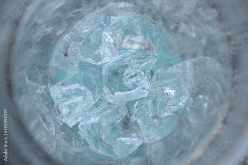 blaue kalte Eiswürfel im Glas Becher