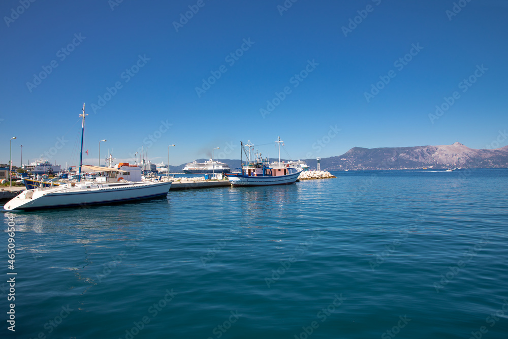 Boote in der Bucht von Korfu-Stadt