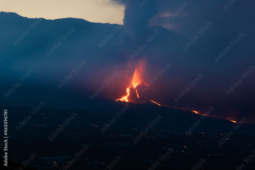 Momentos explosivos del volcán de Cumbre Vieja en la isla de La Palma, generando varias coladas que van arrasando todo a su paso.